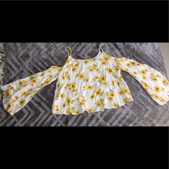 SOLD 💕 Flowy Open Shoulder Crop Top - Picture 5 of 8